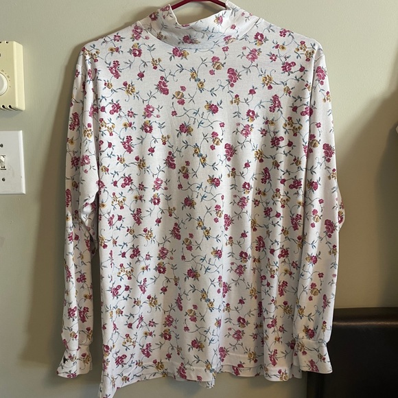 SOLD 🚫 Floral Turtleneck💓 - Picture 3 of 4